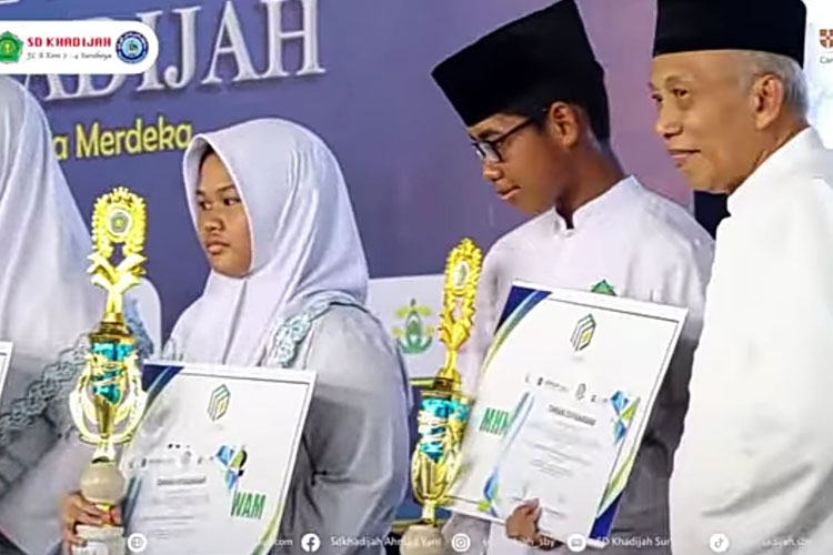 Ketua Yayasan Khadijah Surabaya Drs H Abdullah Sani saat penyerahan piagam penghargaan kepada para jawara Awarding Santri Khadijah Fest, Rabu (22/10/2025). (Foto: Dok.Capture Khadijah Surabaya)