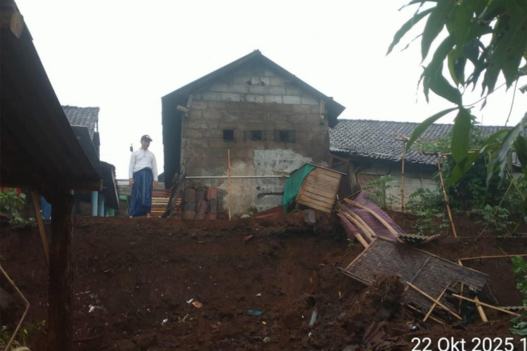 Kondisi-tanah-longsor-yang-terjadi-2.jpg