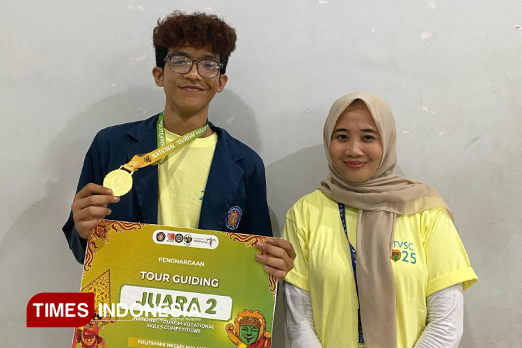 Paundra Hafiz T. S., bersama dosen pembimbing Novitasari, usai meraih gelar Runner-up Master Category bidang Tour Guiding dalam ajang National Tourism Vocational Skills Competition (NTVSC) 2025 di Polinema. (FOTO: Ardana Pramayoga/TIMES Indonesia)