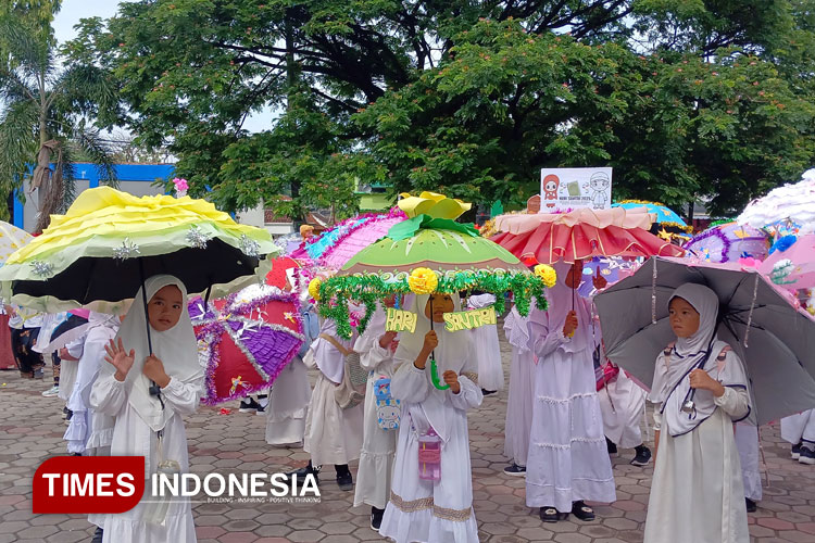 Suasana saat pawai payung hias MI Alam Al-Azhar Sumberrejo, Rabu (22/10/2025). (FOTO: Ida Fauziyah/TIMES Indonesia).