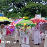 Pawai Payung Hias MI Alam Al-Azhar Sumberrejo Meriahkan HSN 2025