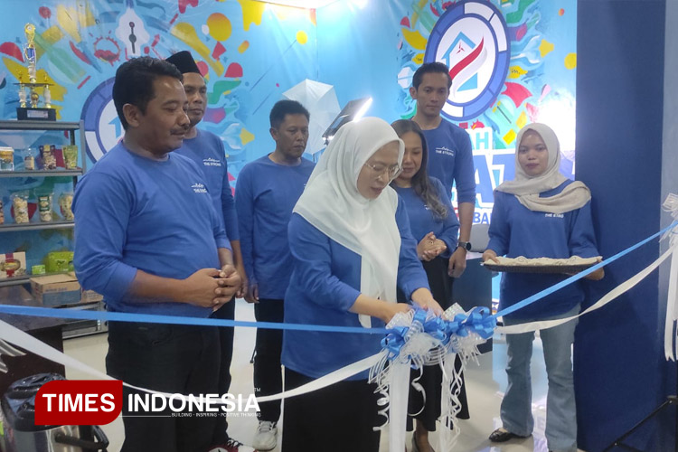 Bupati Banjarnegara dr Amalia Desiana didampingi Ny Lasmi Indaryani (Srikandi Demokrat) saat melaunching Rumah Kreasi DPC Partai Demorat. (FOTO: Muchlas Hamidi/TIMES Indonesia)