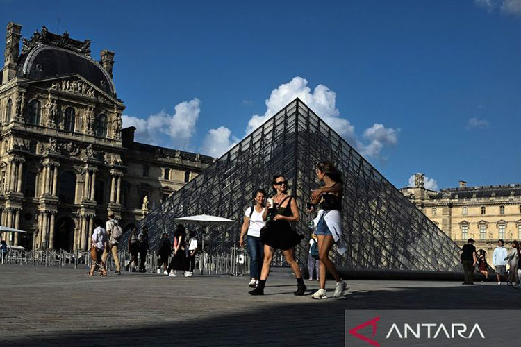 Arsip foto - Pengunjung melintasi Piramida Louvre yang diarsiteki I M Pei di Museum Louvre, Paris, Prancis, Jumat (2/8/2024). (FOTO:Antara/Wahyu Putro A/foc/aa)