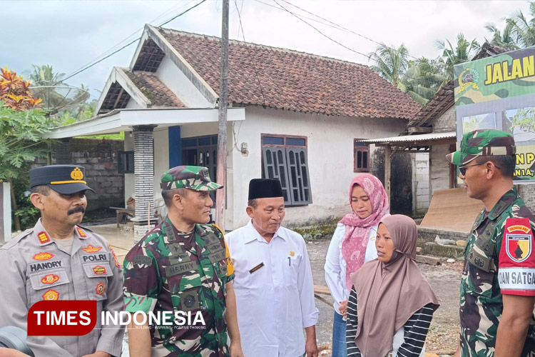 Penyaluran-bansos-dalam-kunjungan-tim-Wasev-TMMD-ke-126-a.jpg