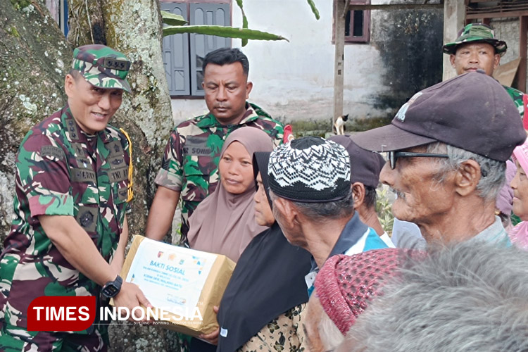Salurkan Bansos ke Warga Lebakharjo, TMMD ke-126 Buat Jalan Kini Lebih Nyaman