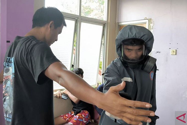 Personel KBRN Gegana Polri memeriksa paparan radiasi Cesium-137 pada masyarakat terdampak di Puskesmas Cikande, Kabupaten Serang, Banten, Rabu (22/10/2025). (Foto: Antara/Devi Nindy)