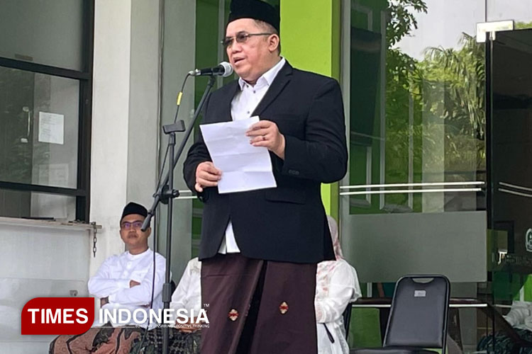 Rektor Unisla, Dr H Abdul Ghofur memberikan sambutan saat apel peringatan Hari Santri Nasional di halaman Kampus Hijau, Rabu (22/10/2025). Foto: Unisla for TIMES Indonesia)