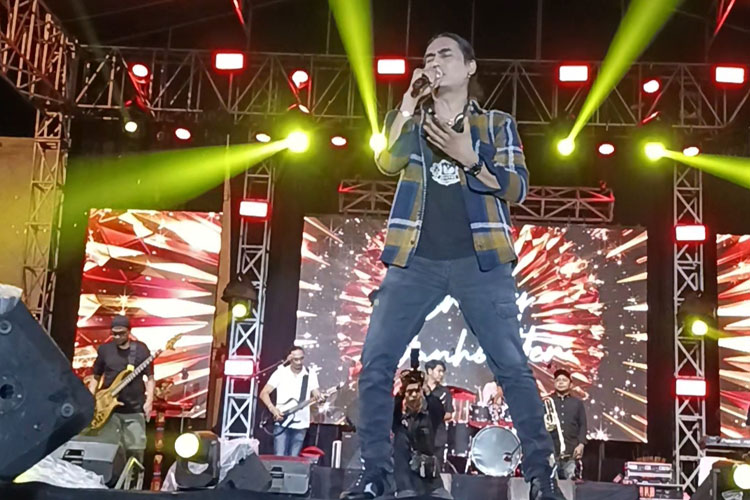 Charlie Van Houten tampil mempesona di Santri Vaganza Hari Santri Nasional 2025 di Ponorogo. (Foto: Marhaban/TIMES Indonesia)