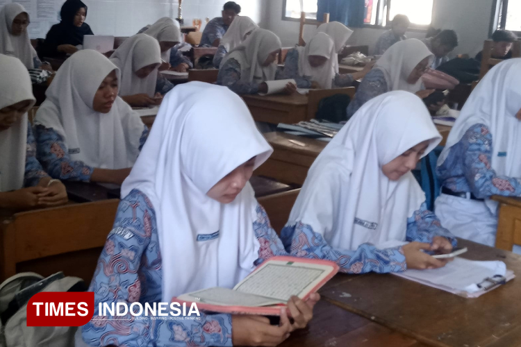 Siswa SMAN 1 Pacitan terlihat meneladani karakteristik santri dengan membiasakan baca Alquran setiap pagi. (FOTO: Yusuf Arifai/TIMES Indonesia)