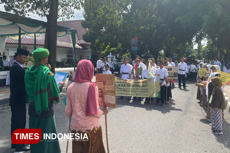 Suasana kirab Hari Santri Nasional di Sleman dari Pondok Pesantren Roudlotush Sholihin, Ngemplak. (FOTO: A.Riyadi/TIMES Indonesia)