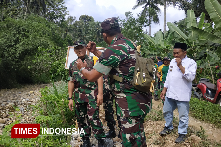 Tim Wasev TMMD ke 126 meninjau lokasi di Desa Lebakharjo, Kabupaten Malang. (Foto: Imadudin Muhammad/TIMES Indonesia)