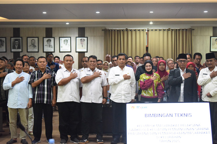 Wali Kota dan Wakil Wali Kota Kediri bersama OPD serta masyarakat setelah menggelar bimtek Pokmas (Foto: Diskominfo Kota Kediri)