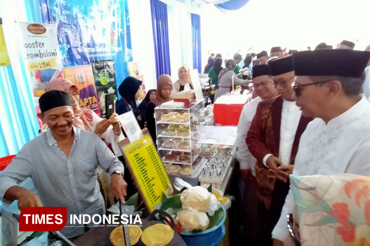 Wali Kota Malang, Wahyu Hidayat saat menyambangi Halal Market Day usai apel Hari Santri Nasional di Balai Kota Malang. (Foto: Rizky Kurniawan Pratama/TIMES Indonesia)