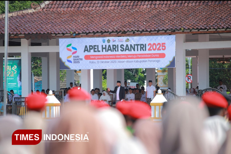 Ribuan Peserta Bersarung Padati Alun-alun Ponorogo dalam Apel Akbar Hari Santri 2025