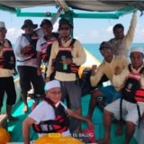 Baznas Sumba Timur Seberangi Laut, Sampai ke Pulau Terpencil Salura untuk Bagikan Bantuan