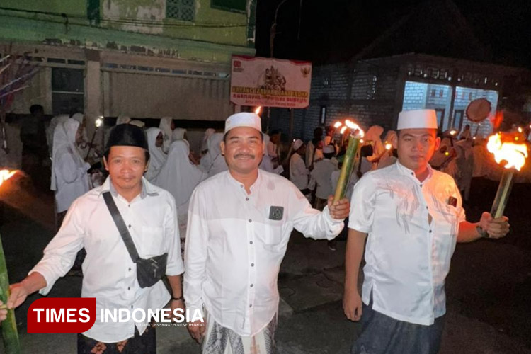Kemeriahan pawai obor di Kabupaten Gresik Jawa Timur dalam peringatan Hari Santri Nasional (HSN). (Foto: Akmal/TIMES Indonesia)