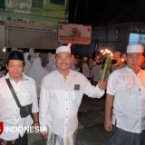 Peringati Hari Santri, Ratusan Warga Gresik Gelar Pawai Obor