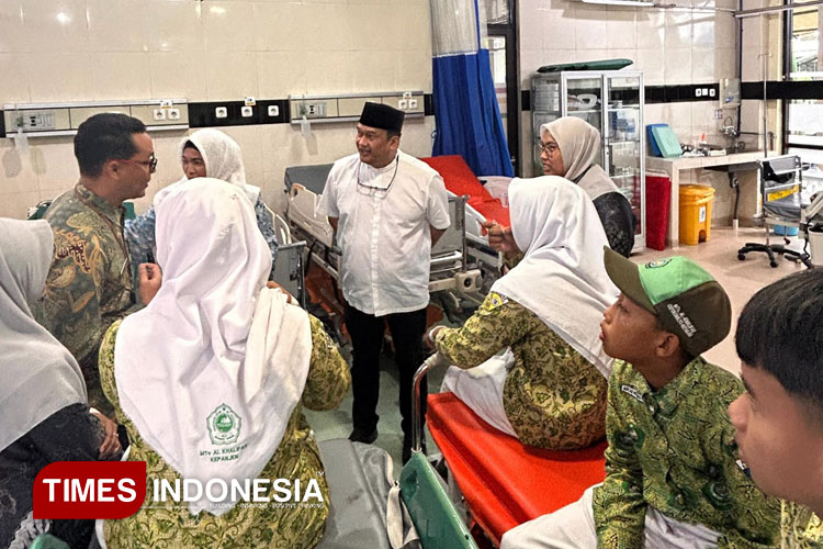 Sekretaris Daerah Kabupaten Malang Budiar Anwar menjenguk siswa MTs Al Khalifah yang menjalani perawatan di RSUD Kanjuruhan, Kamis (23/10/2025). Belasan siswa dirawat karena diduga keracunan akibat mengkonsumsi Makan Bergizi Gratis di sekolah. (Foto: Amin