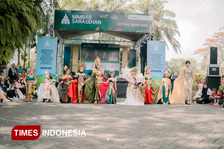 Megah dan Anggun Berpadu dalam 'ARYADUTA Bercerita: Busana Talaga dan Kisah Talaga Warna'