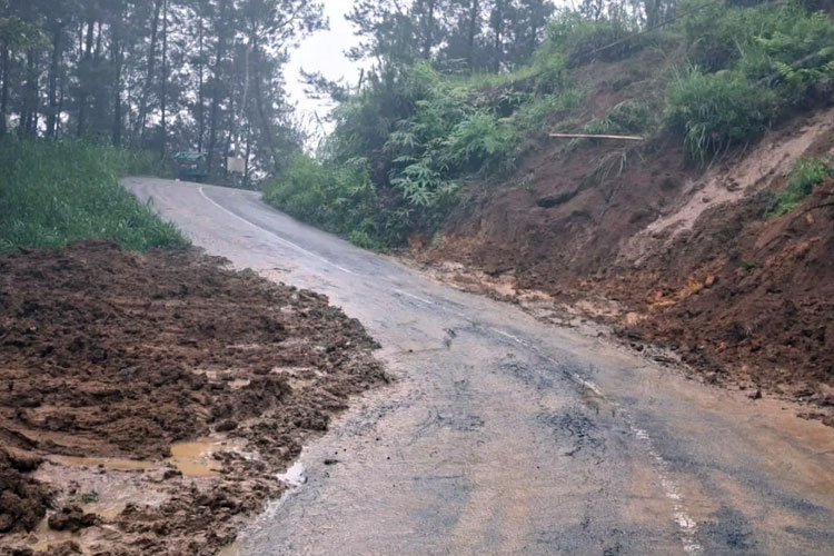 Akses Jalan Trenggalek–Tulungagung Kembali Dibuka Usai Longsor