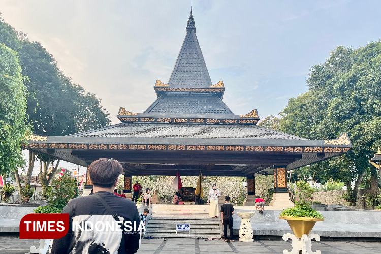 Bung-Karno-Blitar-b.jpg