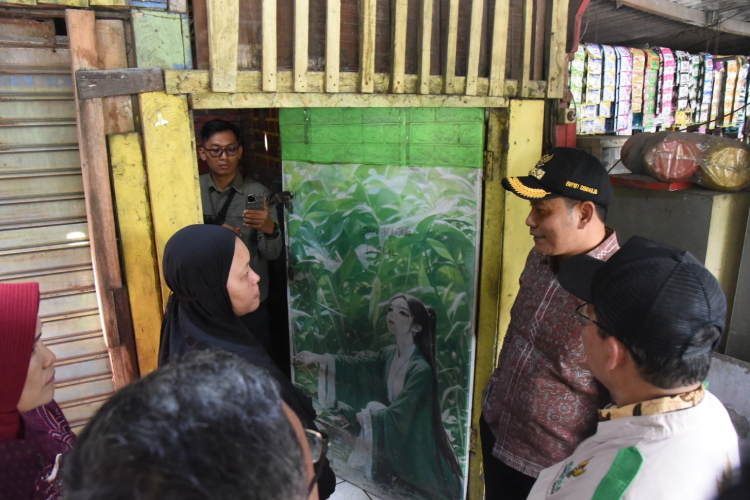 Bupati Sidoarjo Subandi saat meninjau Mujiana warga Taman yang ditinggal di bawah jembatan bersama empat anaknya. (FOTO: Kominfo Sidoarjo)