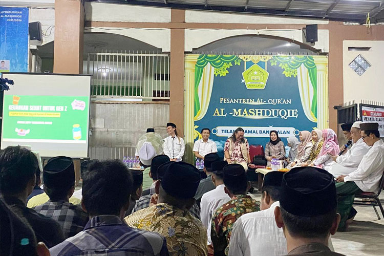 Dosen Program Studi Agribisnis Universitas Trunojoyo Madura (UTM) menggelar kegiatan diskusi literasi keuangan di Pondok Pesantren Al-Mashduqie, Bangkalan dalam rangka peringatan Hari Santri 2025. (FOTO: UTM)