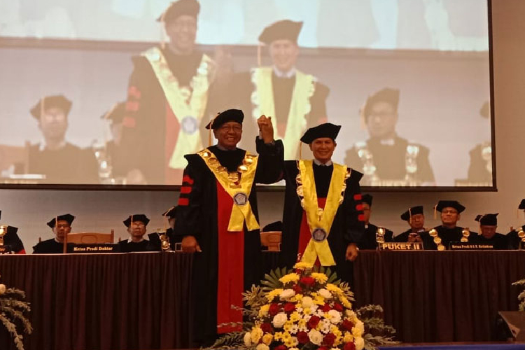 Prof. Dr. Fx. Eko Armada Riyanto usai mengalungkan samir dan mengukuhkan sebagai guru besar Prof. Dr. Edison Roberus Lamarsen Tinambunan, Kamis (23/10/2025) di Kampus Sekolah Tinggi Filsafat dan Teologi Widya Sasana Kota Malang.