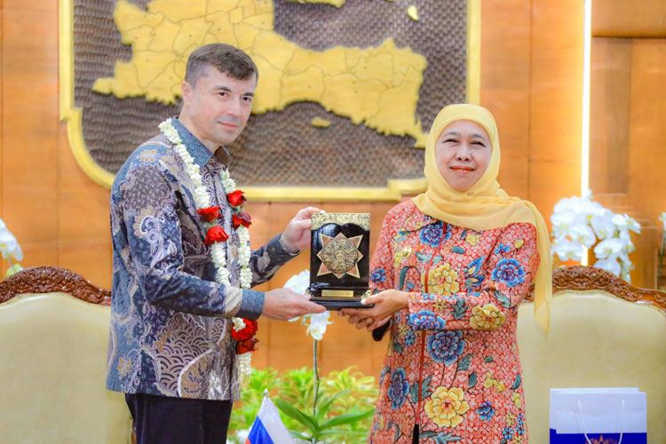 Gubernur Khofifah saat menerima kunjungan Duta Besar Federasi Rusia untuk Indonesia H.E. Mr. Sergei Tolchenov di Gedung Negara Grahadi, Surabaya. (Foto: Dok.Humas Pemprov Jatim)