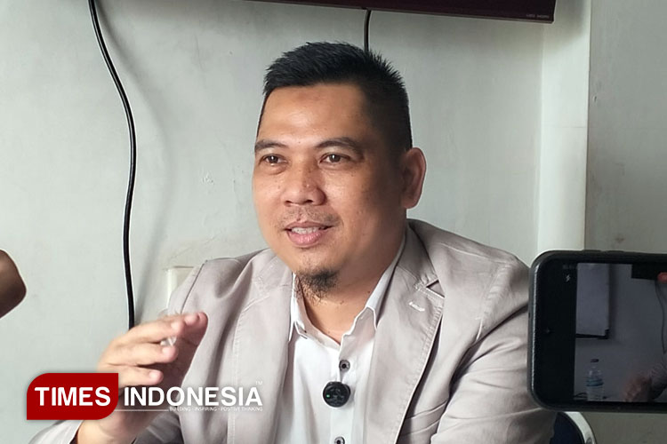 Haji Rusman, pelaku UMKM asal Tasikmalaya saat memberikan keterangan kepada TIMES Indonesia di workshop Dthree Kampung Tundagan, Kecamatan Mangkubumi, Kota Tasikmalaya, Jawa Barat, Rabu (22/20/2025) petang. (FOTO: Harniwan Obech/TIMES Indonesia)