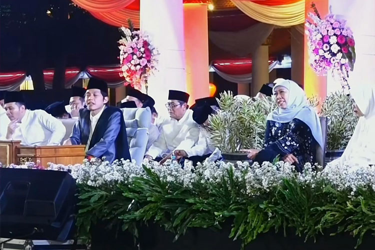 Khofifah dan Gus Iqdam Ajak Masyarakat Syukuri 80 Tahun Jatim dan Hari Santri di Grahadi