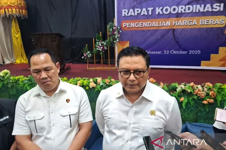 Direktur PPSKMP Bapanas RI Hermawan (kanan) didampingi Ketua Satgas Pangan Sulsel Kombes Pol Dedi Supriyadi (kiri) saat menjawab pertanyaan wartawan (FOTO: ANTARA/Darwin Fatir)