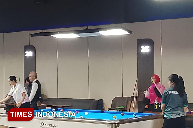 Ines Megarani Atlet Biliar POBSI Kota Tasikmalaya saat bertanding di gelaran BK Porprov 2025 di Bandung, beberapa hari yang lalu (FOTO: POBSI Kota Tasikmalaya/TIMES Indonesia)