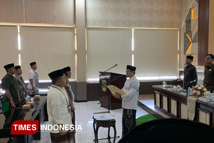 Sekda Bondowoso Fatur Rozi saat memimpin Deklarasi Memerangi Judi Online dan Judi Konvensional khususnya bagi ASN (FOTO: Moh Bahri/TIMES Indonesia)