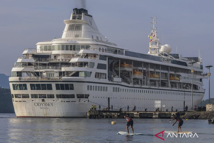 Kapal pesiar Villa Vie Residences bersandar di Pelabuhan Ahmad Yani, Ternate, Maluku Utara, Sabtu (11/10/2025).(Foto:Antara/Andri Saputra/nz)