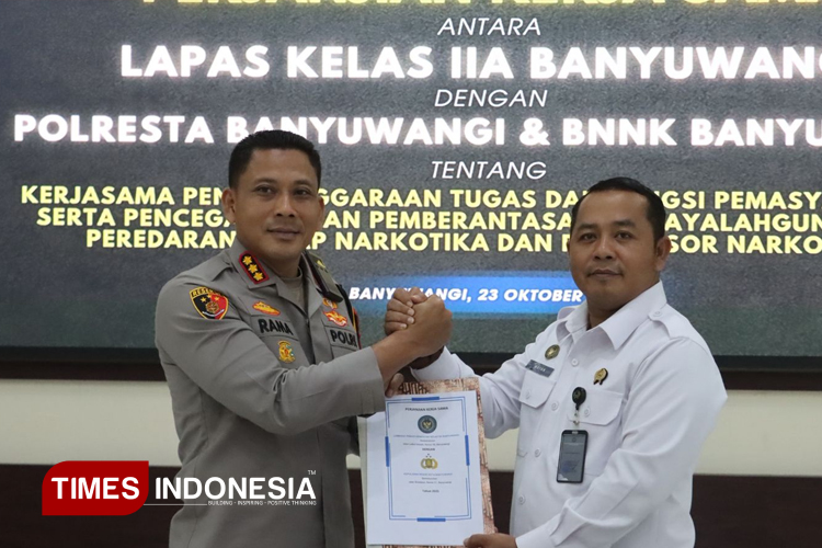 Foto bersama Kapolresta Banyuwangi, Kombes Pol. Rama Samtama Putra dan Kalapas Banyuwangi, I Wayan Nurasta Wibawa. (Foto : Polresta Banyuwangi For TIMES Indonesia)