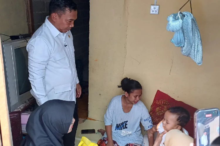 Mendukbangga)/Kepala BKKBN Wihaji menyerahkan MBG kepada balita di kawasan Hutan Lindung, Tanjungpinang, Kepulauan Riau (Kepri), Kamis (23/10/2025). (FOTO: ANTARA/Ogen)