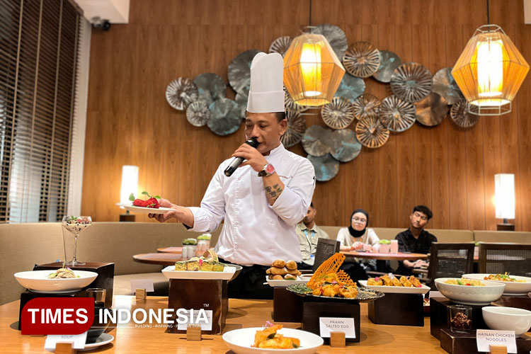Executive Chef Kokoon Hotel Banyuwangi, Abdul Aziz mempresentasikan 16 menu baru asian taste. (Foto : Anggara Cahya/TIMES Indonesia)
