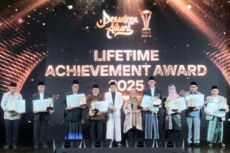 Kemenag RI Anugerahkan Lifetime Achievement Award 2025 bagi Pendiri Pondok Gontor