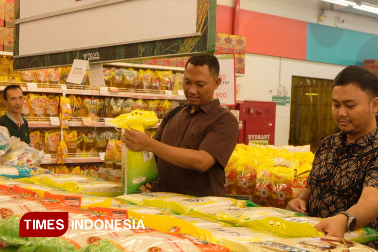 Pemkab-dan-Bulog-melakukan-sidak-pasar.-2.jpg