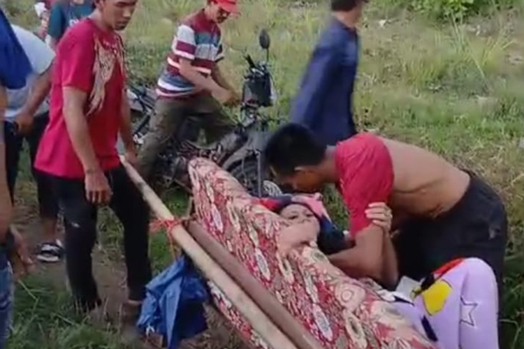 Potongan video wanita ingin melahirkan ditandu ke fasilitas kesehatan (FOTO: Capture video viral)
