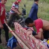 Viral Wanita Ingin Melahirkan di Bondowoso Ditandu Menuju Faskes