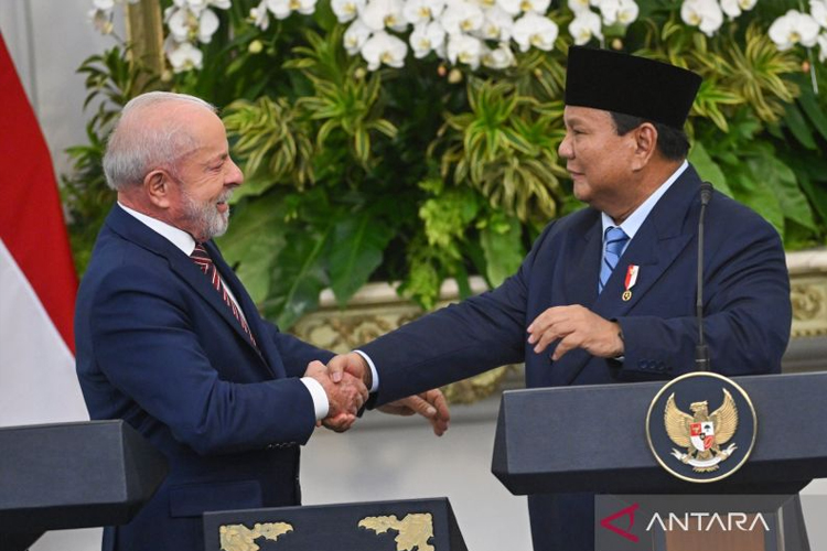 Presiden Prabowo Subianto (kanan) bersama Presiden Brazil Luiz Inácio Lula da Silva (kiri) di Istana Merdeka, Jakarta, Kamis (23/10/2025). (FOTO: ANTARA FOTO/Aditya Pradana Putra/bar )