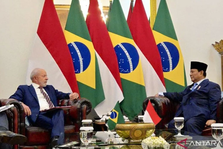 Presiden Prabowo Subianto (kanan) dan Presiden Brazil Luiz Inácio Lula da Silva berbincang-bincang saat pertemuan empat mata (tête-à-tête) di Ruang Kerja Presiden RI, Istana Merdeka, Kamis (23/10/2025). (Foto: ANtara)