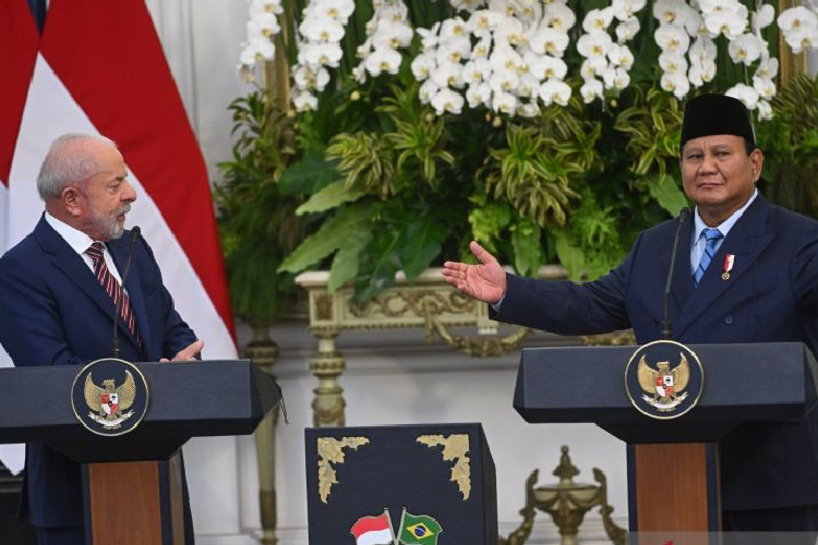 Presiden RI Prabowo Subianto bersama Presiden Brazil Luiz Inácio Lula da Silva menyampaikan keterangan kepada wartawan di Istana Merdeka, Jakarta, Kamis (23/10/2025). (FOTO: ANTARA FOTO/Aditya Pradana Putra/bar)