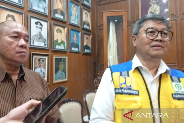 Dirjen Pembiayaan Infrastruktur Kementerian PU Rachman Arief Dienaputra (kanan) bersama Bupati Banyumas Sadewo Tri Lastiono memberi keterangan pers di Purwokerto, Kabupaten Banyumas, Jawa Tengah, Kamis (23/10/2023) petang. (Foto: Antara/Sumarwoto)