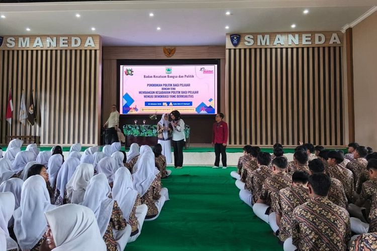 Mahasiswa FH UMM Bekali Literasi Politik Siswa SMA Negeri 1 Dampit