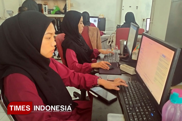 Sejumlah-karyawati-Dthree.jpg