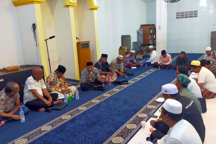 Suasana saat pertemuan berlangsung antara Camat Raas, Subiyakto bersama alumni Pondok Pesantren Kasyfudduja, Rabu (22/10/2025).
