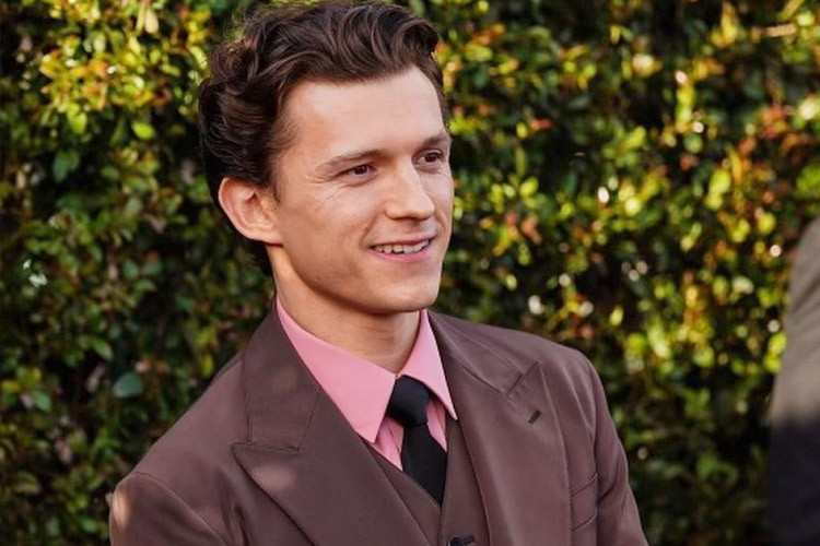 Tom Holland tidak bisa memerankan James Bond karena kontrak Spider-Man. (FOTO: NME)